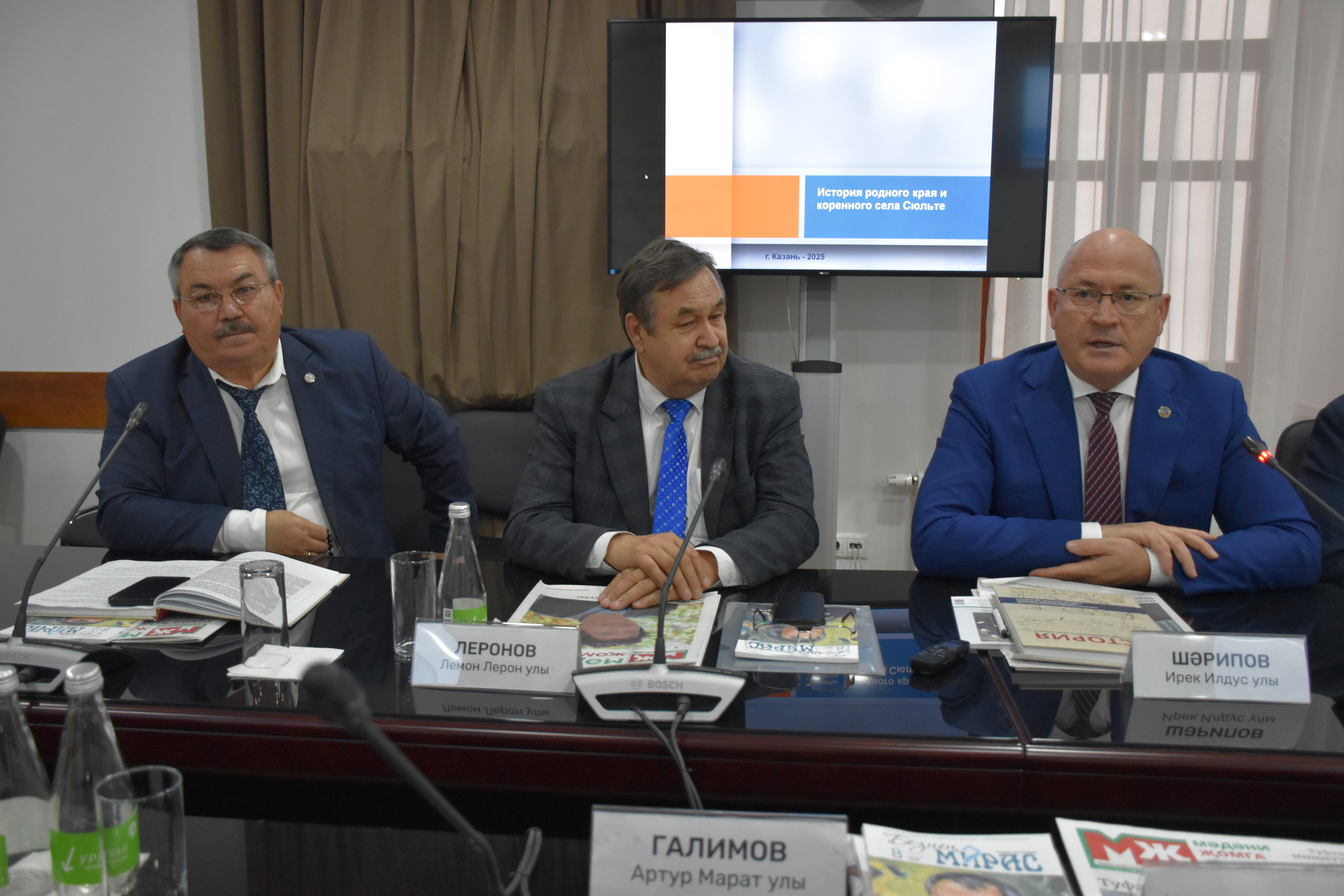 Утырышны «Мәдәни җомга» газетасы баш мөхәррире Ләбиб Лерон белән Фәрит Уразаев алып барды. 